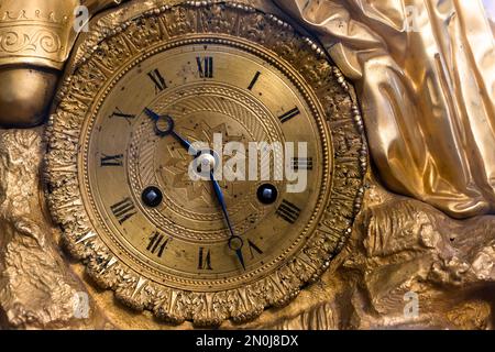 Affaire d'horloge de table vintage avec décoration en laiton et chiffres romains. Gros plan, vue de face Banque D'Images