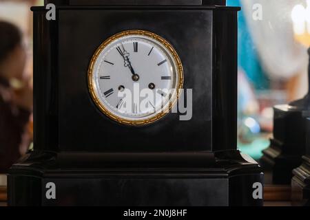 Affaire de l'horloge de table vintage avec des chiffres romains. Gros plan sur la photo frontale Banque D'Images