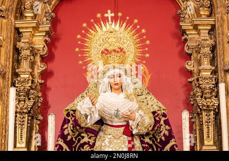 Image de la Virgen de la Esperanza de Triana à l'intérieur de la Capilla de los Marineros (Chapelle des marins) dans le quartier de Triana, Séville, Andalousie Banque D'Images