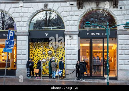 Les gens font la queue devant le magasin Louis Vuitton avec la fenêtre d'exposition sur le thème de Yayoi Kusama à Pohjoisesplanadi, Helsinki, Finlande Banque D'Images