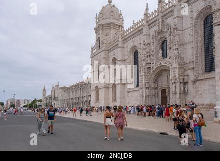 Une longue file de touristes attendant d'entrer dans le monastère de Jeronimos à Belem, Lisbonne Portugal, horizontal Banque D'Images