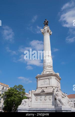 Une immense colonne de pierre blanche avec une statue en bronze d'un roi du Portugal Pedro IV au sommet, place Rossio, Lisbonne, Portugal, verticale Banque D'Images