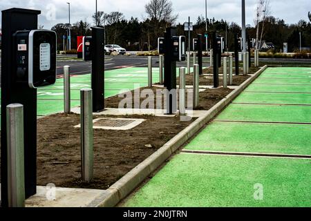 Un groupe de 20 chargeurs de véhicules électriques au centre commercial de Liffey Valley, Dublin, Irlande. Les chargeurs utilisent l'application Monta Banque D'Images