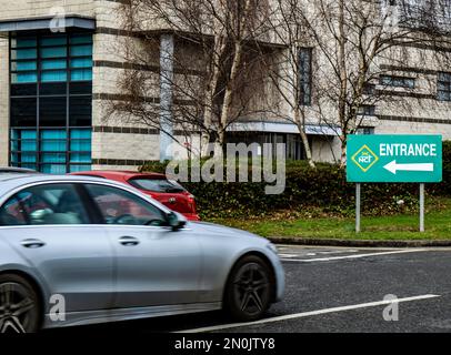 Voitures entrant au National car Test Center (NCT) à Fonthill, Dublin, Irlande. Banque D'Images