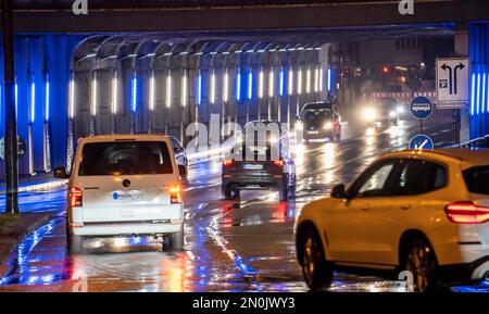 Métro illuminé à la gare principale, circulation routière, temps pluvieux, centre-ville, le soir, Essen, NRW, Allemagne, Banque D'Images