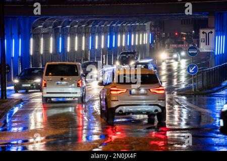 Métro illuminé à la gare principale, circulation routière, temps pluvieux, centre-ville, le soir, Essen, NRW, Allemagne, Banque D'Images