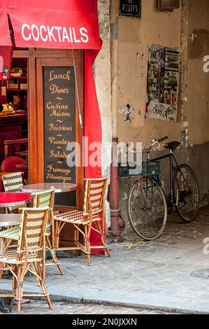 PARIS, FRANCE - 07 MAI 2011 : petit café à côté d'une ruelle étroite avec menu et panneau cocktail dans le quartier Latin Banque D'Images