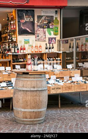 PARIS, FRANCE - 07 MAI 2011 : une jolie boutique de vins dans la rue Mouffetard, dans le quartier Latin Banque D'Images