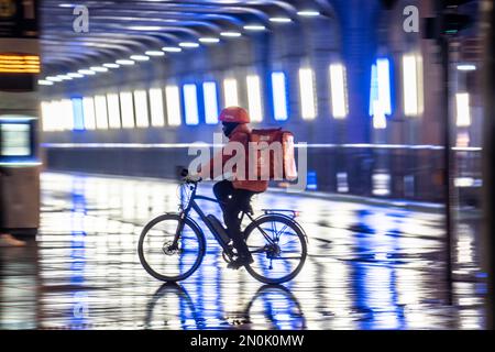 Rue à la gare principale, Lieferando Courier, cycliste, temps pluvieux, centre ville, Dans la soirée, Essen, NRW, Allemagne, Banque D'Images