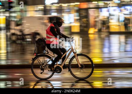 Rue à la gare principale, cycliste, temps pluvieux, centre ville, le soir, Essen, NRW, Allemagne, Banque D'Images