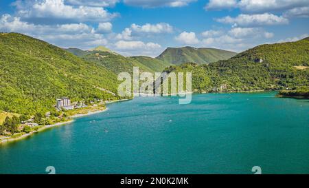 Vue panoramique sur le lac de Scanno, province de l'Aquila, Abruzzes, centre de l'Italie Banque D'Images