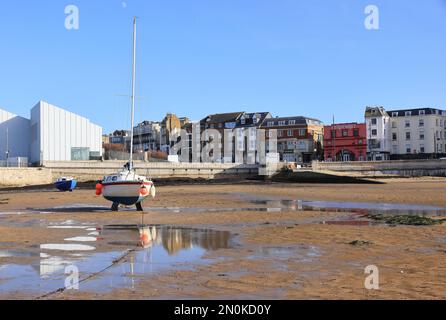 Vue de la plage à marée basse et sous le soleil d'hiver, de la Turner Contemporary Art Gallery sur le front de mer de Margate, dans le nord du Kent, Royaume-Uni Banque D'Images