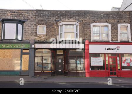 Magasins négligés sur Northdown Road à Margate Cliftonville, qui, espérons-le, sera bientôt amélioré, dans le nord du Kent, au Royaume-Uni Banque D'Images