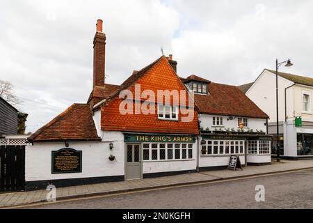 The King's Arms, une maison publique construite en 1405 à West Street, Dorking. Le pub a des connexions avec Charles le deuxième et Charles Dickens et se trouve au coeur même de Dorking. Banque D'Images