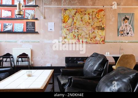 Falaises, un magasin d'hipster amical avec café rôti, nourriture biologique, disques en vinyle à vendre, et un coiffeur de gentille, à Cliftonville Margate, Kent. Banque D'Images
