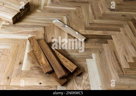 Vue de dessus des planches de parquet en installation à chevrons, concept de plancher de maison Banque D'Images