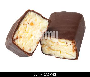 fromage cottage. fards glacés au caramel. barres de caillé glacées au chocolat sur fond blanc. fards à mi-vitrifiés. l'un sur l'autre. de cott Banque D'Images