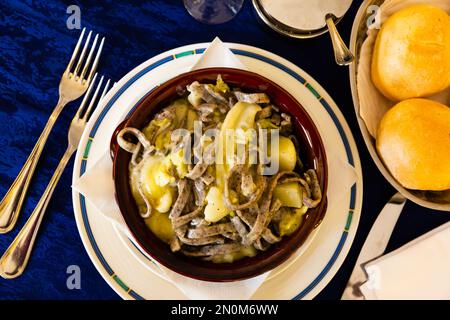 Le Pizzoccheri alla valtellinese sert des pâtes italiennes faites maison au sarrasin Banque D'Images