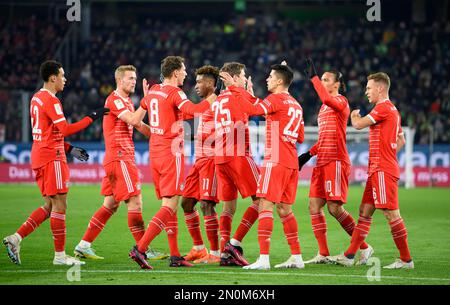 Jubilation Team M à Thomas MUELLER (Muller, M/ withte) après son but à 0:3, de gauche à droite Jamal MUSIALA (M), Matthijs DE LIGT (M), Leon GORETZKA (M), Kingsley COMAN (M), Thomas MUELLER (Muller, M), Joao CANCELO (M), Leroy SANE (M), Joshua KIMMICH (M) Soccer 1st Bundesliga, 19th match, VfL Wolfsburg (WOB) - FC Bayern Munich (M), on 5 février. 2023 à Wolfsburg/Allemagne. #La réglementation DFL interdit toute utilisation de photographies comme séquences d'images et/ou quasi-vidéo # Banque D'Images