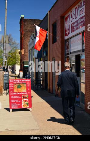 Un homme adulte marche à côté d'un traiteur polonais dans le quartier de Strip à Pittsburgh, en Pennsylvanie Banque D'Images