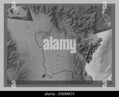 Nueva Ecija, province des Philippines. Carte d'altitude en niveaux de gris avec lacs et rivières. Lieux et noms des principales villes de la région. Angle auxilia Banque D'Images