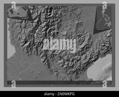 Nueva Vizcaya, province des Philippines. Carte d'altitude à deux niveaux avec lacs et rivières. Lieux et noms des principales villes de la région. Angle auxilia Banque D'Images