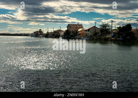 Le canal du Rhône Sete aux Aresqurs sur l'Etang de Vic, sur la côte méditerranéenne de la France Banque D'Images