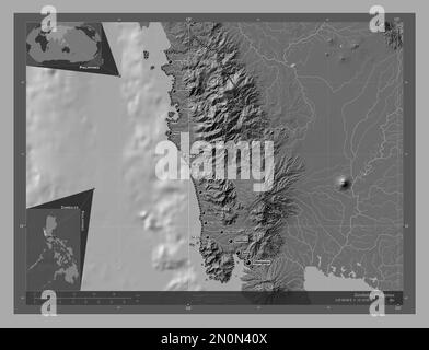 Zambales, province des Philippines. Carte d'altitude à deux niveaux avec lacs et rivières. Lieux et noms des principales villes de la région. Angle auxiliaire bas Banque D'Images