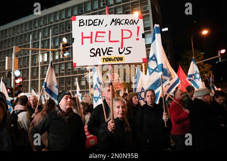 Tel Aviv, Israël. 04th févr. 2023. Un manifestant tient un écriteau qui lit ìBiden, Macron, AIDER! Enregistrer usai pendant la démonstration. Plus de 100 000 000 personnes ont protesté à tel Aviv contre le gouvernement d'extrême-droite de Netanyahou et contre la révision judiciaire. Crédit : SOPA Images Limited/Alamy Live News Banque D'Images