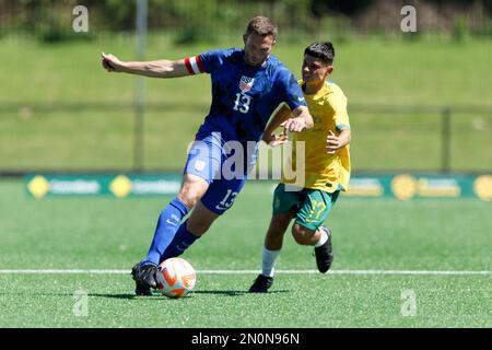 Joshua Brunais des États-Unis contrôle le ballon pendant le match entre l'Australie et les États-Unis au parc Cromer sur 4 février 2023 à Sydney, en Australie Banque D'Images