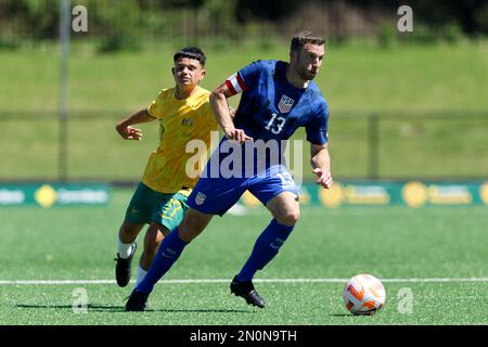 Joshua Brunais des États-Unis contrôle le ballon pendant le match entre l'Australie et les États-Unis au parc Cromer sur 4 février 2023 à Sydney, en Australie Banque D'Images