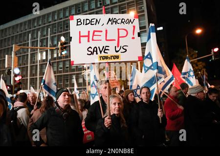 Tel Aviv, Israël. 04th févr. 2023. Un manifestant tient un écriteau qui lit ìBiden, Macron, AIDER! Enregistrer usai pendant la démonstration. Plus de 100 000 000 personnes ont protesté à tel Aviv contre le gouvernement d'extrême-droite de Netanyahou et contre la révision judiciaire. (Photo de Matan Golan/SOPA Images/Sipa USA) crédit: SIPA USA/Alay Live News Banque D'Images