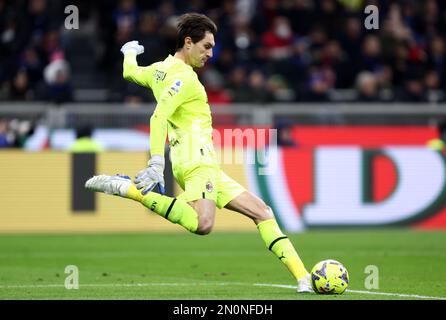 Milan, Italie. 05th févr. 2023. Milan, Italie. 05th févr. 2023. Ciprian Tatarusanu de l'AC Milan contrôle le ballon pendant la série Un match entre le FC Internazionale et l'AC Milan au Stadio Giuseppe Meazza sur 5 février 2023 à Milan Italie . Credit: Marco Canoniero/Alay Live News Credit: Marco Canoniero/Alay Live News Banque D'Images