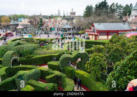 Le labyrinthe curieux d'Alice au parc Disneyland Paris. Parc d'attractions Walt Disney. Perdu dans le labyrinthe. Alice au pays des merveilles. Banque D'Images