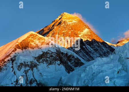 Mont Everest depuis Kala Patthar, vue en soirée avec petit nuage au sommet, vallée de Khumbu, Solukhumbu, parc national de Sagarmatha, Népal Himalaya Banque D'Images