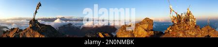 Panorama de la grande chaîne de montagnes de l'Himalaya avec le mont Makalu, vue de nuit ensoleillée de couleur rouge depuis les montagnes de l'Himalaya du Népal Banque D'Images