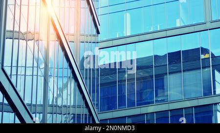 Moderne immeuble de bureau façade fragment abstrait, fenêtres brillantes en structure d'acier, rétro stylisé coloré effet filtre ton sur ton Banque D'Images
