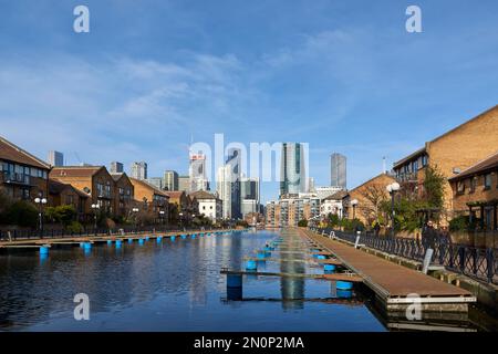 Nouvelles maisons à Millwall Outer Dock, Londres Docklands, Royaume-Uni, en regardant vers le nord en direction de Canary Wharf Banque D'Images