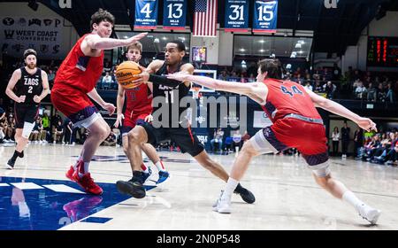 04 février 2023 Moraga, CA États-Unis Le garde de Gonzaga Nolan Hickman (11) se dirige vers le panier lors du match de basket-ball NCAA pour hommes entre Gonzaga Bulldogs et les Gaels de Saint Mary. Le battement de Saint Mary Gonzaga en heures supplémentaires 78-70 au pavillon de la Credit Union de l'Université Moraga Calif. Thurman James/CSM Banque D'Images