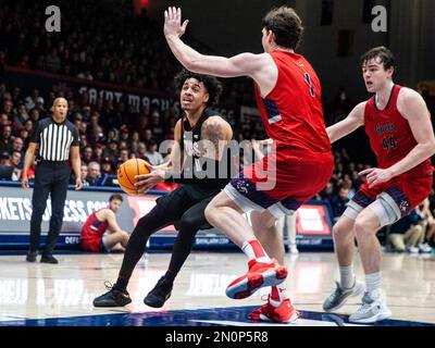 04 février 2023 Moraga, CA États-Unis Le garde de Gonzaga, Julian Strawther (0), va au panier lors du match de basketball masculin NCAA entre Gonzaga Bulldogs et les Gaels de Saint Mary. Le battement de Saint Mary Gonzaga en heures supplémentaires 78-70 au pavillon de la Credit Union de l'Université Moraga Calif. Thurman James/CSM Banque D'Images