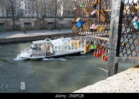 Paris amour écluses en 2023 près de la Seine. Bateaux naviguant sur Paris. Excursions touristiques en bateau dans le fleuve Paris. Banque D'Images