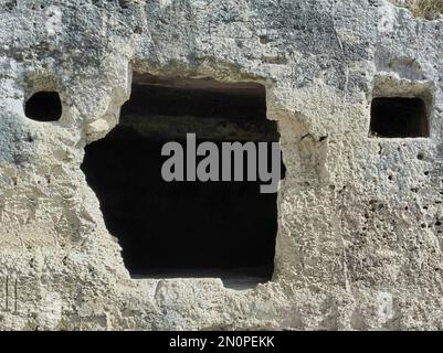 Colonies de Rupestries (grottes) dans le parc archéologique de Neapolis, Sicile Italie. Banque D'Images