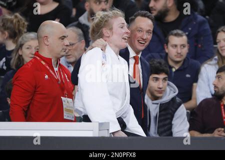 Kim Polling (NED) aux armes de son entraîneur après avoir gagné la médaille de bronze contre Barbara Matic (CRO) lors du Grand Chelem 2023 (IJF) international de judo Paris sur 5 février 2023 à l'aréna Accor à Paris, France - photo: Stephane Allaman/DPPI/LiveMedia Banque D'Images