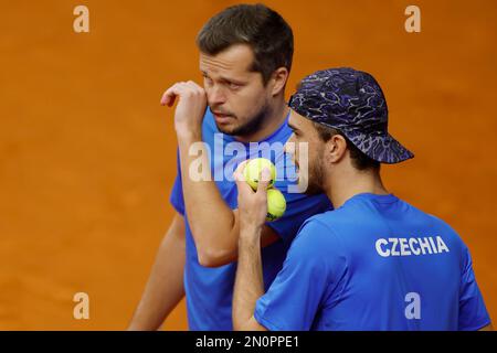 Des joueurs de tennis de gauche Adam Pavlasek et Tomas Machac de l'équipe tchèque en action pendant le match contre Nuno Borges et Francisco Cabral du Portugal Banque D'Images