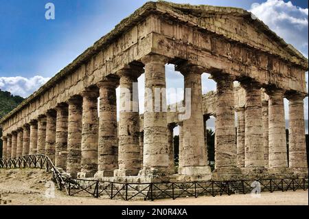 L'ancien temple grec de style dorique situé dans le parc archéologique de Segesta (Sicile, Italie) Banque D'Images