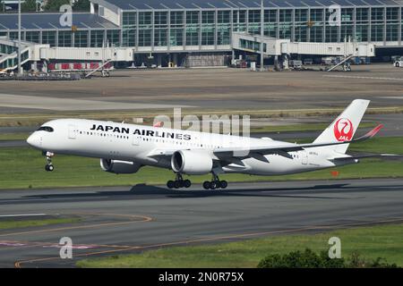 Préfecture de Fukuoka, Japon - 02 juillet 2022: Japan Airlines (JAL) Airbus A350-900 (JA11XJ) passagers. Banque D'Images