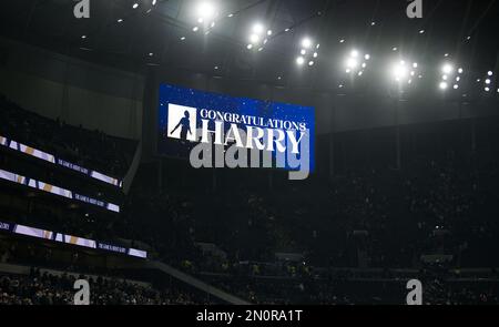 L'écran LED du stade Tottenham Hotspur montre un message à Harry Kane de Tottenham Hotspur le félicitant pour son nouveau record de buts de 267 pour le club. Match de la Premier League, Tottenham Hotspur v Manchester City au Tottenham Hotspur Stadium de Londres, le dimanche 5th février 2023. Cette image ne peut être utilisée qu'à des fins éditoriales. Utilisation éditoriale uniquement, licence requise pour une utilisation commerciale. Aucune utilisation dans les Paris, les jeux ou les publications d'un seul club/ligue/joueur. photo par Sandra Mailer/Andrew Orchard sports photographie/Alamy Live news Banque D'Images