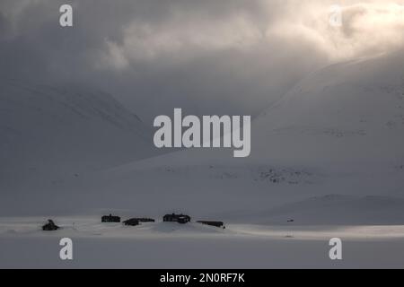 Des cabanes de montagne Salka sur la piste de ski de Kungsleden pendant la saison d'hiver au coucher du soleil, Laponie, Suède Banque D'Images