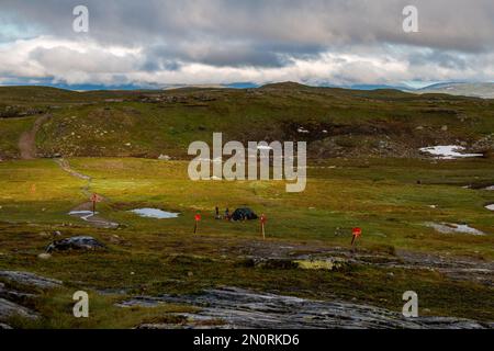 Une tente et deux randonneurs à l'extérieur de la station de montagne Blahammaren début juillet, Jamtland, Suède Banque D'Images