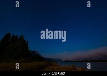 Paysage nocturne d'un lac de montagne dans les montagnes Rocheuses canadiennes, pays de Kananaskis Alberta, Canada Banque D'Images